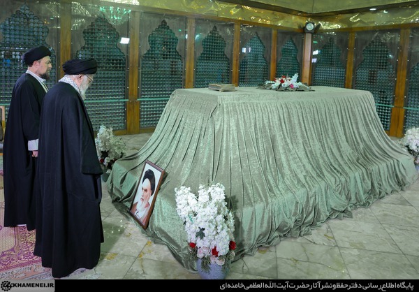 آغاز جشن&zwnj;های چهل&zwnj;وهفتمین سالگرد پیروزی انقلاب اسلامی با حضور حضرت آیت&zwnj;الله خامنه&zwnj;ای در حرم مطهر حضرت امام خمینی(ره)