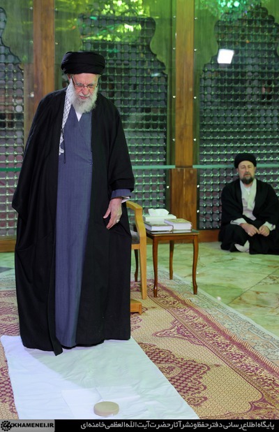 آغاز جشن&zwnj;های چهل&zwnj;وهفتمین سالگرد پیروزی انقلاب اسلامی با حضور حضرت آیت&zwnj;الله خامنه&zwnj;ای در حرم مطهر حضرت امام خمینی(ره)