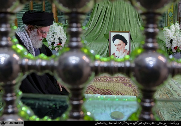 آغاز جشن&zwnj;های چهل&zwnj;وهفتمین سالگرد پیروزی انقلاب اسلامی با حضور حضرت آیت&zwnj;الله خامنه&zwnj;ای در حرم مطهر حضرت امام خمینی(ره)
