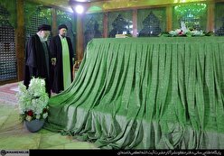 فیلمی از حضور رهبر انقلاب در مرقد امام خمینی