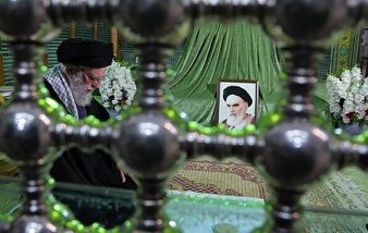 رهبر انقلاب در مرقد مطهر امام راحل(ره) حضور یافتند