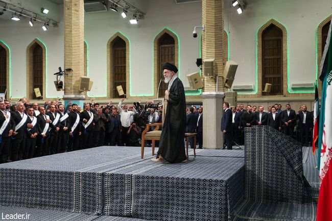 تصاویر دیدار جمعی از کارگران با رهبرانقلاب