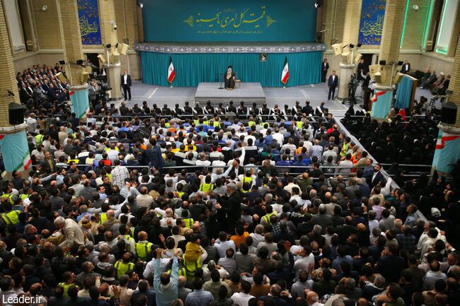 تصاویر دیدار جمعی از کارگران با رهبرانقلاب
