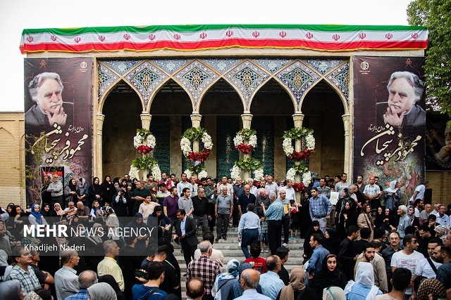 تشییع و خاکسپاری پیکر استاد «محمود فرشچیان» در اصفهان
