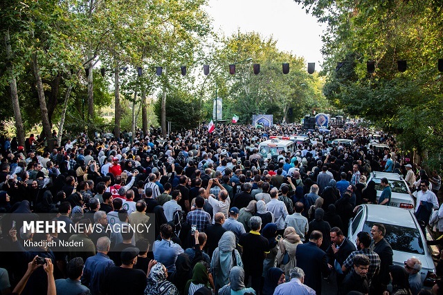 تشییع و خاکسپاری پیکر استاد «محمود فرشچیان» در اصفهان