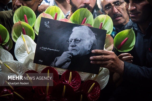 تشییع و خاکسپاری پیکر استاد «محمود فرشچیان» در اصفهان