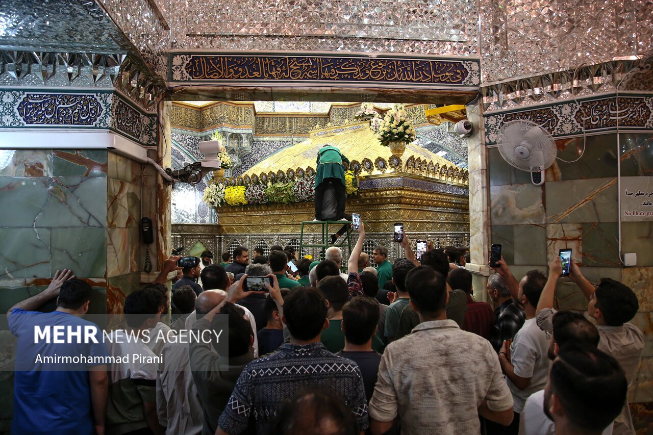 گل آرایی ضریح مطهر حضرت فاطمه معصومه(س)
