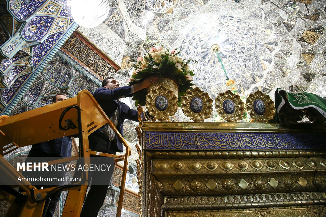 گل آرایی ضریح مطهر حضرت فاطمه معصومه(س)