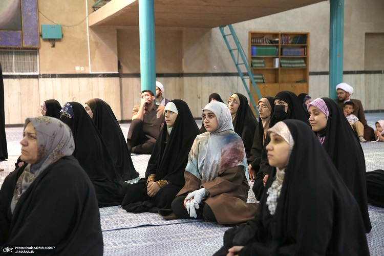 بازدید جمعی از دانشجویان کشور عراق از بیت امام خمینی در جماران