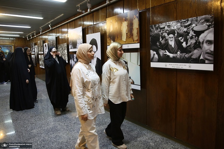 بازدید جمعی از دانشجویان کشور عراق از بیت امام خمینی در جماران