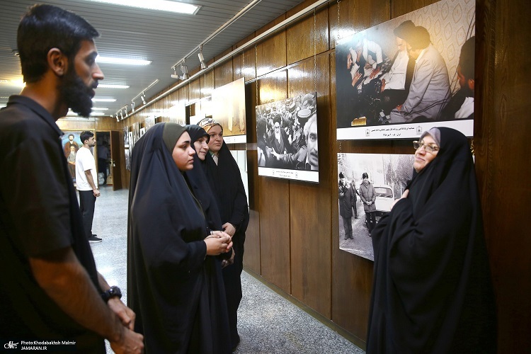 بازدید جمعی از دانشجویان کشور عراق از بیت امام خمینی در جماران