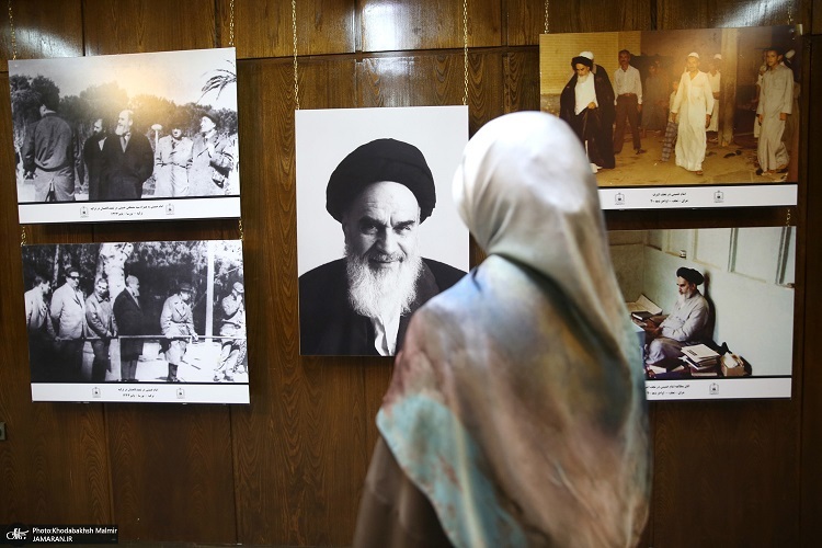 بازدید جمعی از دانشجویان کشور عراق از بیت امام خمینی در جماران
