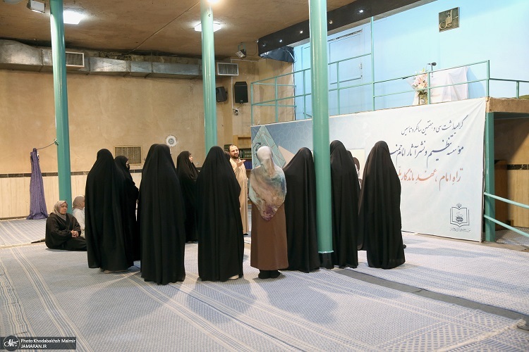 بازدید جمعی از دانشجویان کشور عراق از بیت امام خمینی در جماران