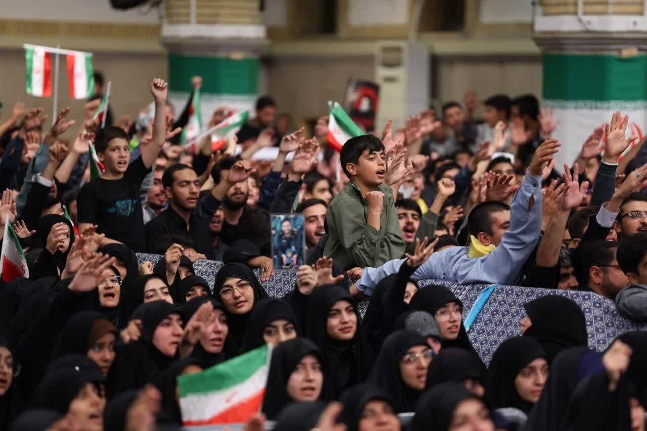 تصاویر دیدار دانشآموزان و دانشجویان با رهبرانقلاب تصاویر دیدار دانشآموزان و دانشجویان با رهبرانقلاب