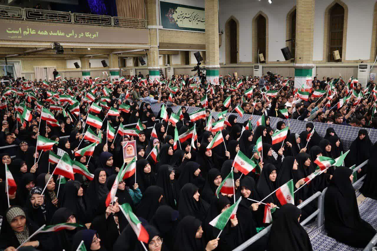 تصاویر دیدار دانشآموزان و دانشجویان با رهبرانقلاب تصاویر دیدار دانشآموزان و دانشجویان با رهبرانقلاب