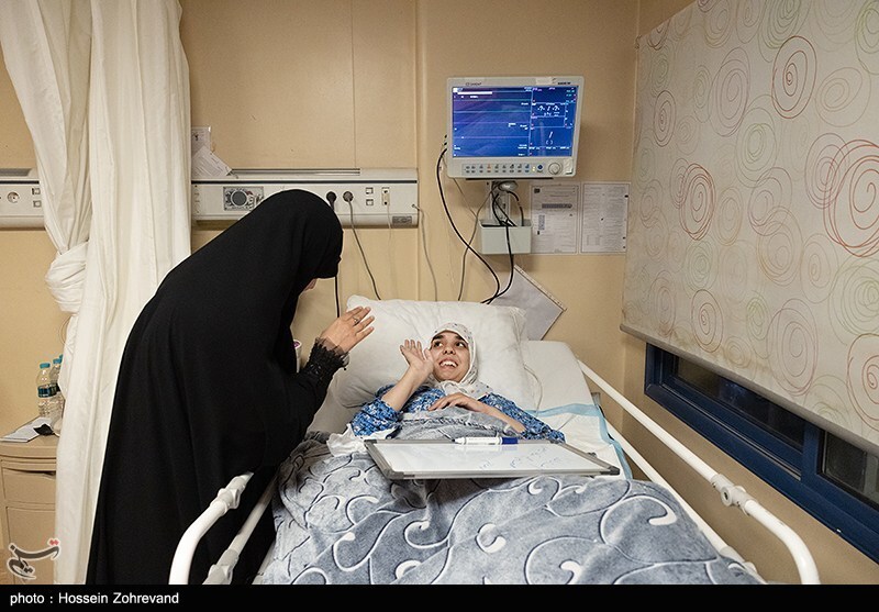 عیادت دختر شهید سلامی از دختر شهید هاشمی تبار عیادت دختر شهید سلامی از دختر شهید هاشمی تبار