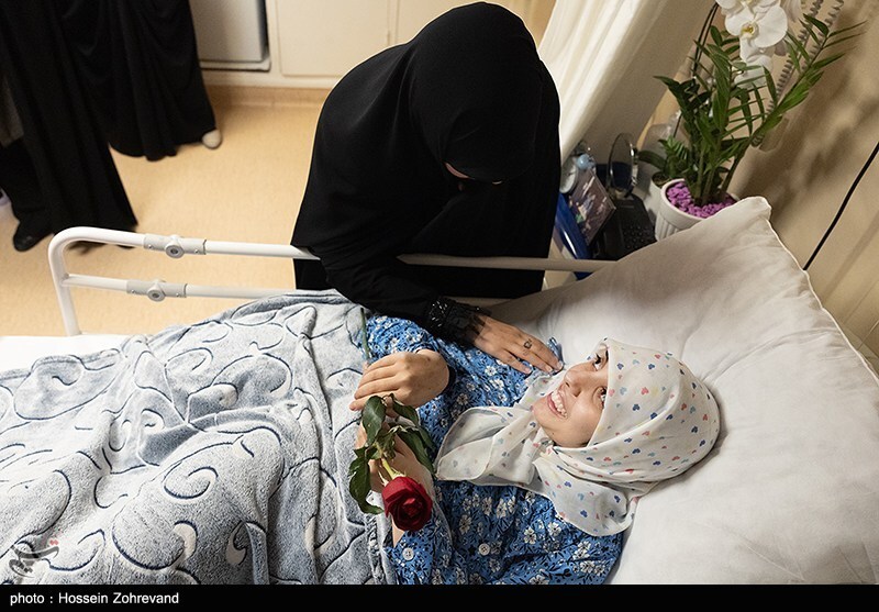 عیادت دختر شهید سلامی از دختر شهید هاشمی تبار عیادت دختر شهید سلامی از دختر شهید هاشمی تبار