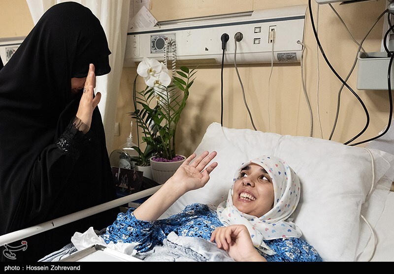 عیادت دختر شهید سلامی از دختر شهید هاشمی تبار عیادت دختر شهید سلامی از دختر شهید هاشمی تبار