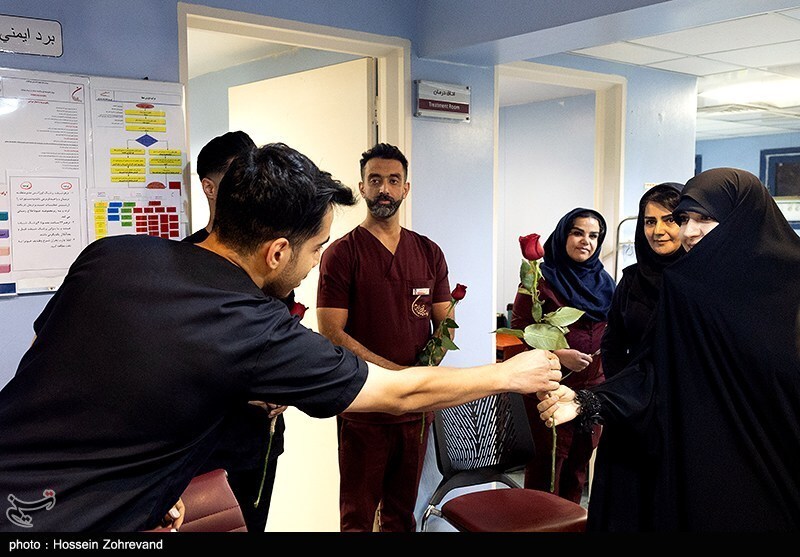 عیادت دختر شهید سلامی از دختر شهید هاشمی تبار عیادت دختر شهید سلامی از دختر شهید هاشمی تبار