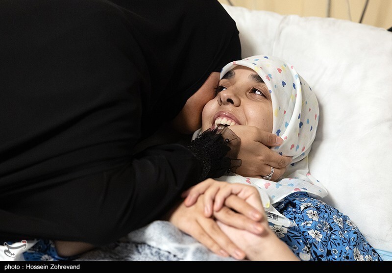 عیادت دختر شهید سلامی از دختر شهید هاشمی تبار عیادت دختر شهید سلامی از دختر شهید هاشمی تبار