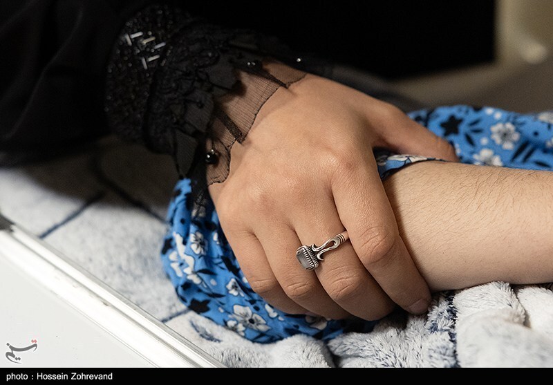 عیادت دختر شهید سلامی از دختر شهید هاشمی تبار عیادت دختر شهید سلامی از دختر شهید هاشمی تبار