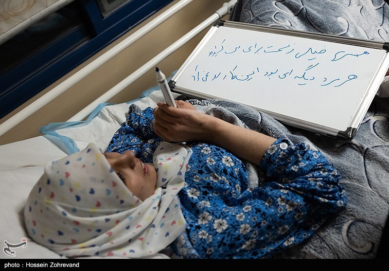 عیادت دختر شهید سلامی از دختر شهید هاشمی تبار عیادت دختر شهید سلامی از دختر شهید هاشمی تبار