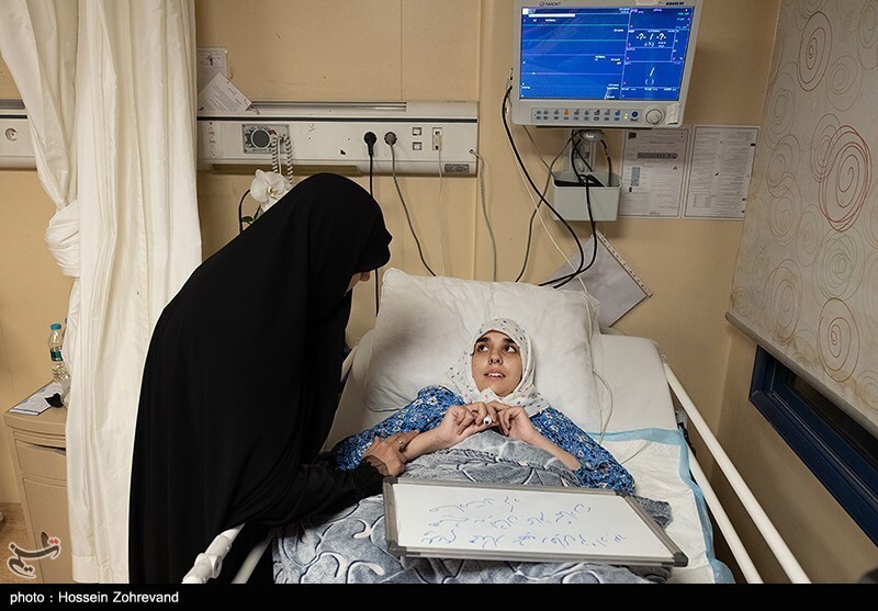 عیادت دختر شهید سلامی از دختر شهید هاشمی تبار عیادت دختر شهید سلامی از دختر شهید هاشمی تبار