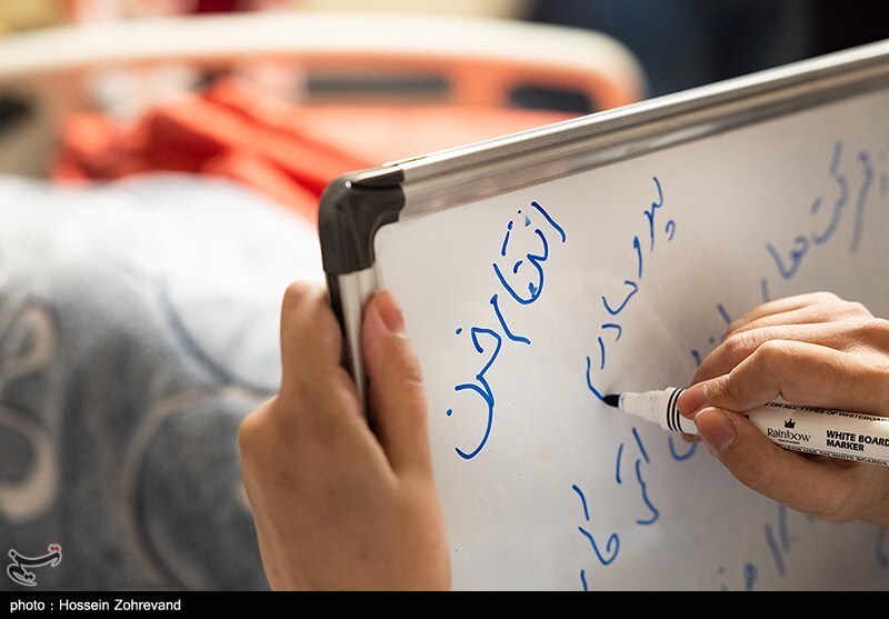 عیادت دختر شهید سلامی از دختر شهید هاشمی تبار عیادت دختر شهید سلامی از دختر شهید هاشمی تبار