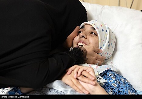 عیادت دختر شهید سلامی از دختر شهید هاشمی تبار