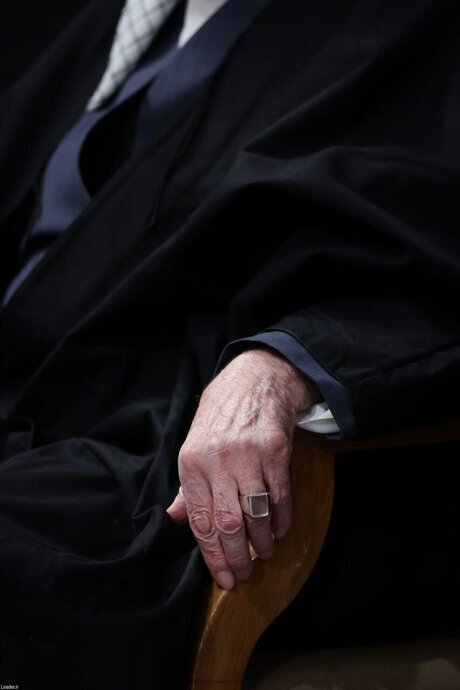 عکس| انگشتر رهبر انقلاب در مراسم عزاداری حضرت فاطمه زهرا(س) عکس| انگشتر رهبر انقلاب در مراسم عزاداری حضرت فاطمه زهرا(س)