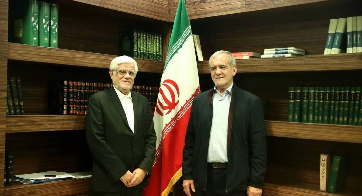 روزنامه نزدیک به قالیباف: پزشکیان هنوز استعفای عارف را نپذیرفته