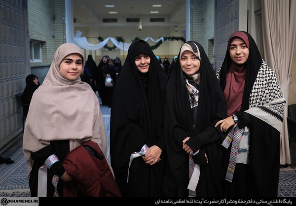 دیدار هزاران نفر از زنان و دختران