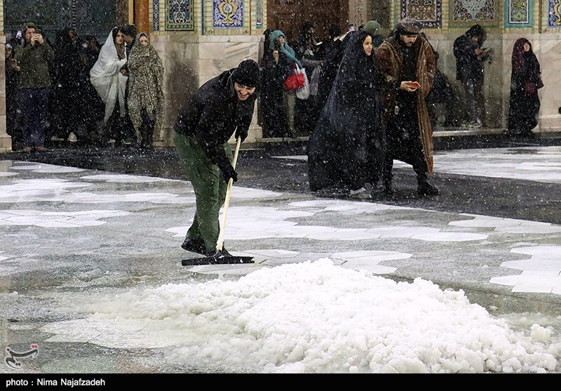 بارش برف در حرم مطهر رضوی