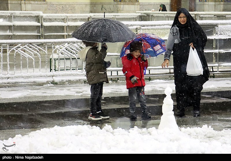 بارش برف در حرم مطهر رضوی