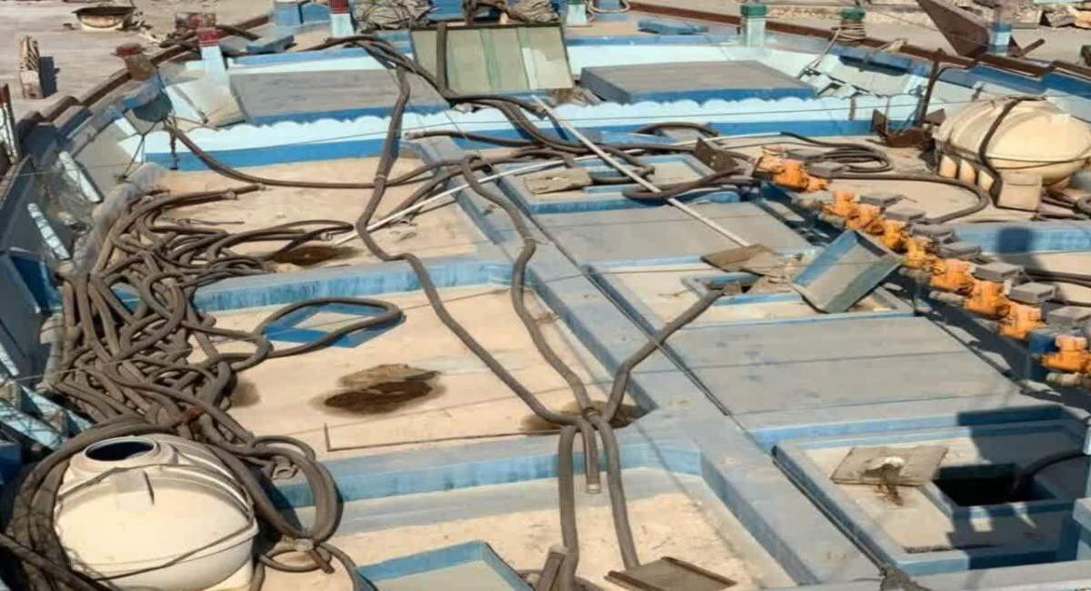 توقیف شناور حامل سوخت قاچاق در آبهای بندرعباس