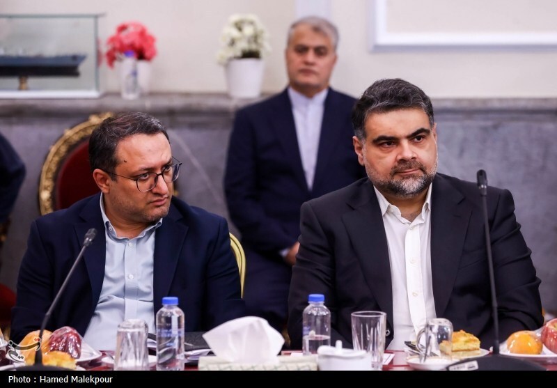 نشست صمیمانه رئیس مجلس با مدیران رسانههای کشور نشست صمیمانه رئیس مجلس با مدیران رسانههای کشور