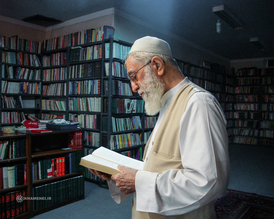 تصویری دیده نشده از رهبر شهید انقلاب رضواناللهعلیه در کتابخانه ایشان تصویری دیده نشده از رهبر شهید انقلاب رضواناللهعلیه در کتابخانه ایشان