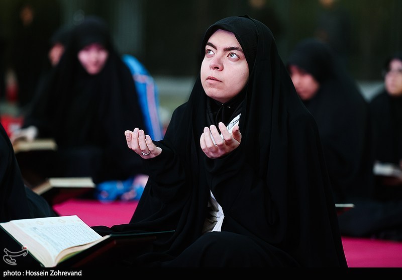 مراسم جزخوانی به نیت رهبر شهید انقلاب در مقابل دانشگاه تهران مراسم جزخوانی به نیت رهبر شهید انقلاب در مقابل دانشگاه تهران