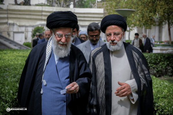 تصویری از شهید رئیسی در کنار رهبر شهید انقلاب تصویری از شهید رئیسی در کنار رهبر شهید انقلاب