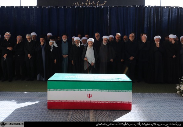 مراسم اقامه نماز بر پیکر مطهر قائد شهید مراسم اقامه نماز بر پیکر مطهر قائد شهید