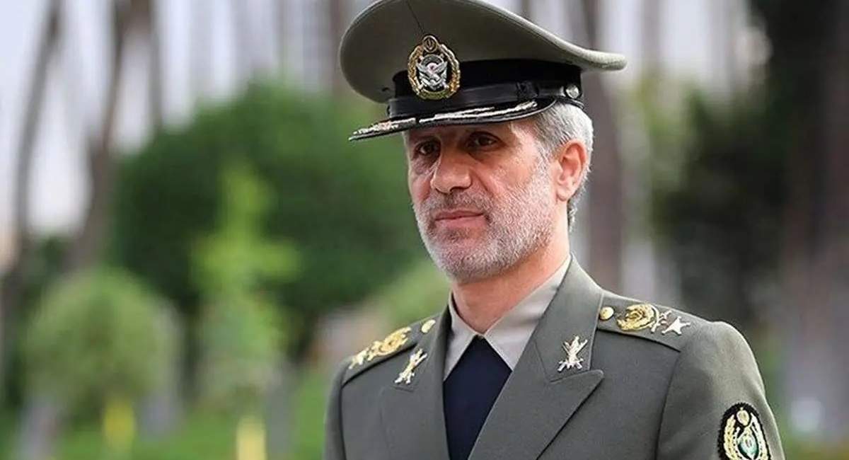فرمانده کل ارتش: دست بر ماشه و گوش به فرمان رهبرانقلاب آماده هستیم