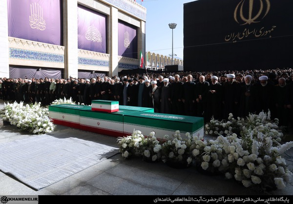 مراسم اقامه نماز بر پیکر مطهر قائد شهید مراسم اقامه نماز بر پیکر مطهر قائد شهید