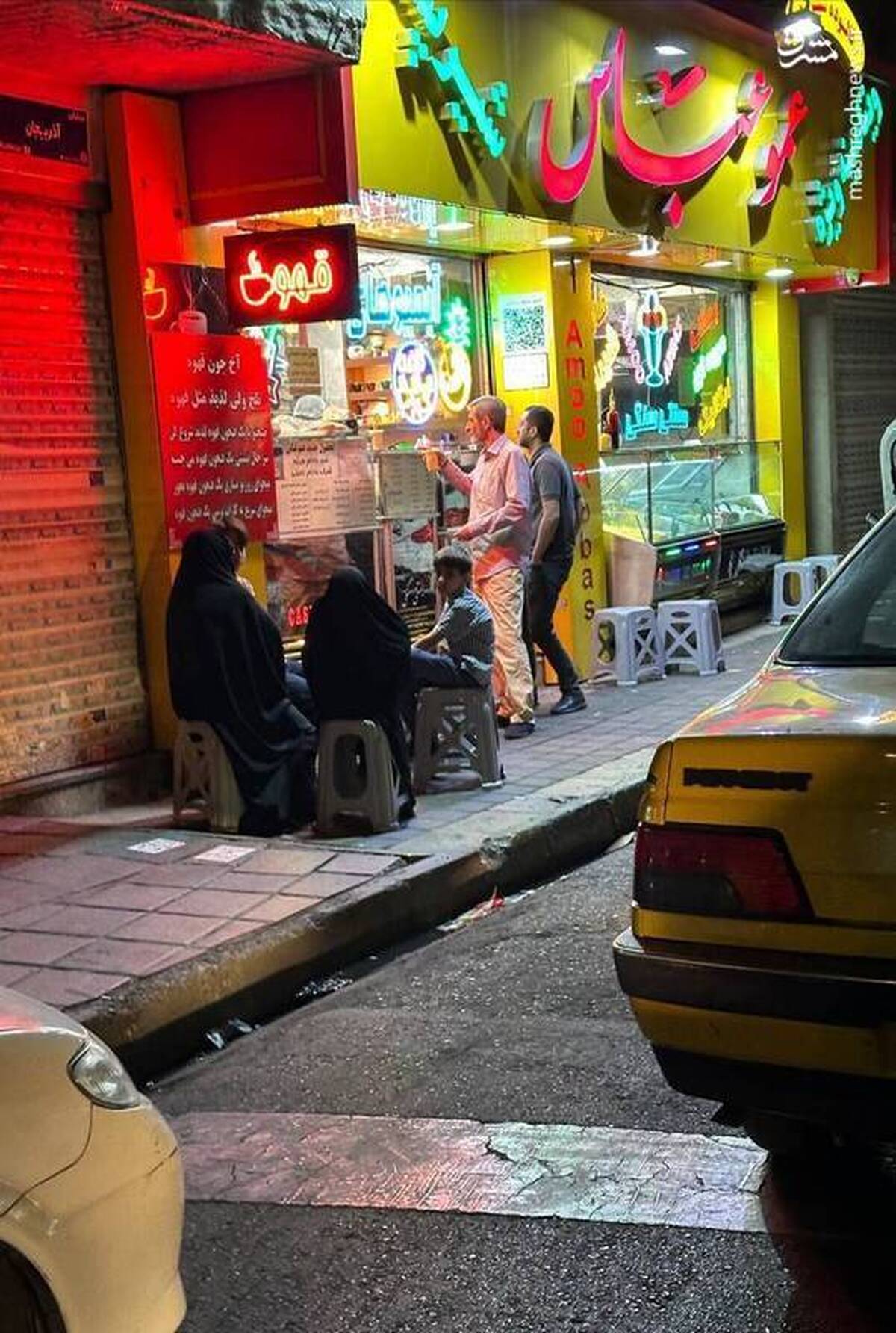 داماد شهید، دختر و نوه رهبر انقلاب در آبمیوه فروشی خیابان کارگر داماد شهید، دختر و نوه رهبر انقلاب در آبمیوه فروشی خیابان کارگر