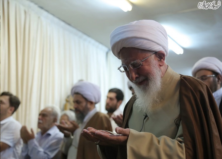 آیت‌الله جوادی آملی بر پیکر رهبر شهید در «قم» نماز می‌خواند
