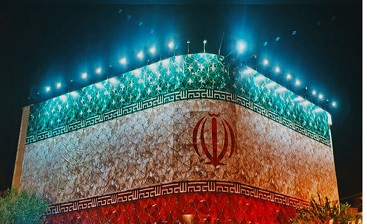 نصب پوستر شاد همزمان با فرسیدن ماه عزا به عنوان دیوارنگاره میدان انقلاب!