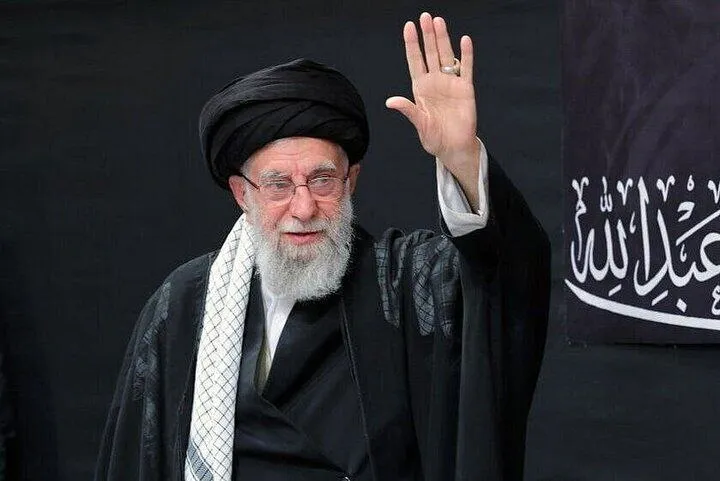 قیام محرم ۱۴۰۵ ملت ایران در شعر افشین علا؛ «برخاسته این قوم به هر کوی و خیابان» قیام محرم ۱۴۰۵ ملت ایران در شعر افشین علا؛ «برخاسته این قوم به هر کوی و خیابان»