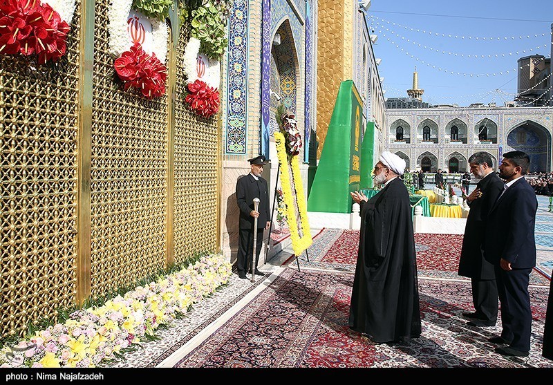 تعویض پرچم حرم مطهر رضوی تعویض پرچم حرم مطهر رضوی