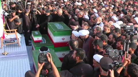 اقامه نماز بر پیکر مطهر رهبر شهید در قم به امامت آیت الله جوادی آملی + فیلم