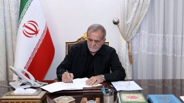 پزشکیان: پرچم قائد شهید بر زمین نخواهد ماند پزشکیان: پرچم قائد شهید بر زمین نخواهد ماند