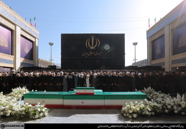 مراسم اقامه نماز بر پیکر مطهر قائد شهید مراسم اقامه نماز بر پیکر مطهر قائد شهید